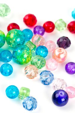 renkli bir kutu içinde çeşitli boncuklar