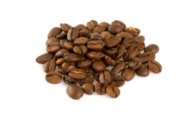 Kahve çekirdekleri beyaz üzerine izole