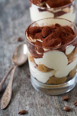 Cam ahşap yüzeyde tiramisu