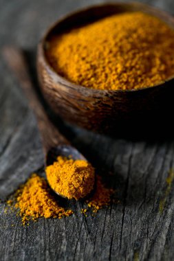 ahşap yüzey üzerinde toz köri