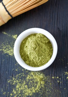 Tahta yüzeyde macha çayı