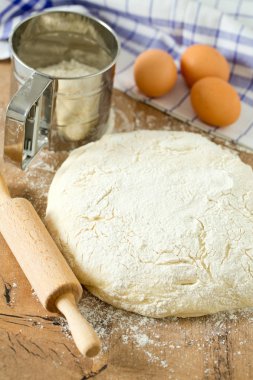 ahşap oklava ile taze hazırlanmış hamur
