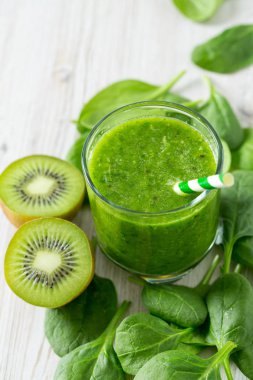 ahşap yüzey üzerinde taze yeşil smoothie