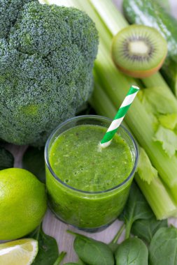 ahşap yüzey üzerinde taze yeşil smoothie