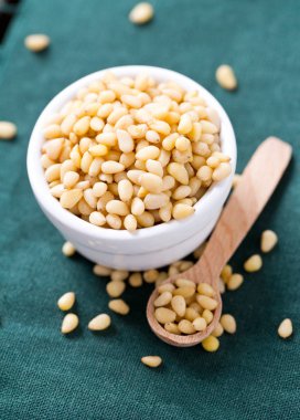 çam fıstığı, tahta kaşık