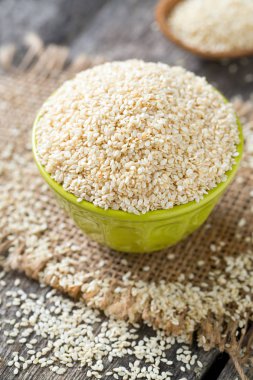 Susam ahşap yüzey üzerinde