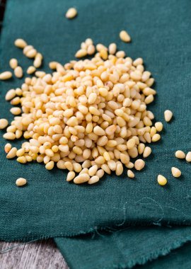 çam fıstığı koyu kumaş üzerine