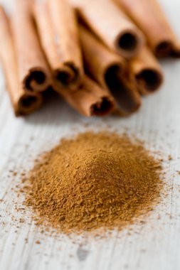 Ahşap yüzeyde aromatik tarçın