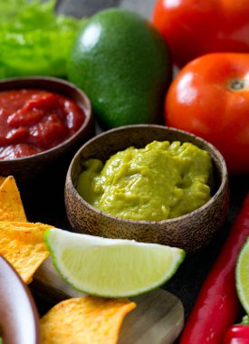 tabak tacos, cips ve domates sos