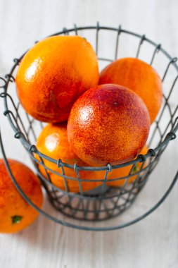 ahşap yüzey üzerinde kan portakal