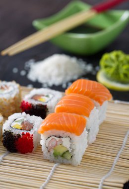 İştah açıcı suşi çeşitler kara tahta üzerinde