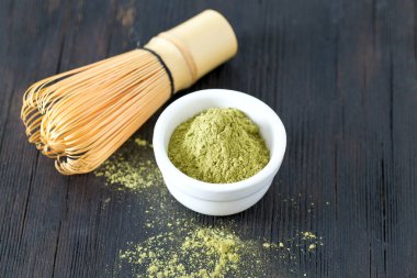 Tahta yüzeyde macha çayı