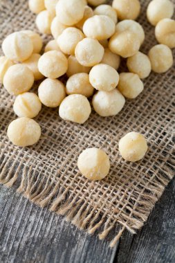 tuzlu fıstık ahşap yüzey üzerinde