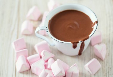 ahşap masa üzerinde sıcak çikolata ve kalp şeklindeki hatmi