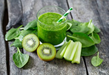 ahşap yüzey üzerinde taze yeşil smoothie