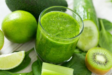 ahşap yüzey üzerinde taze yeşil smoothie