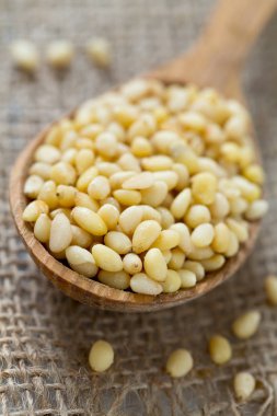 çam fıstığı, tahta kaşık