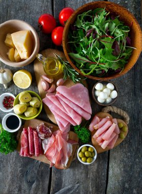 ahşap yüzey tepside Antipasti