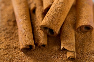 Ahşap yüzeyde aromatik tarçın