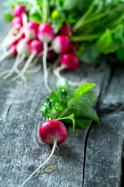 ahşap yüzey üzerinde taze turp