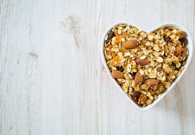 kalp şeklinde bir kasede granola