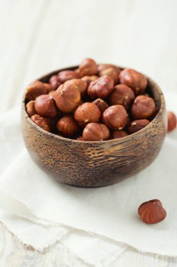 Tahta bir kasede fındık