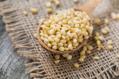 çam fıstığı, tahta kaşık