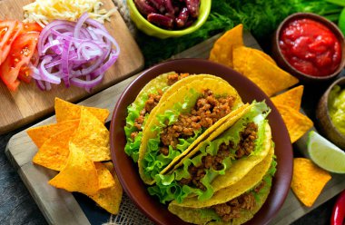 tabak tacos, cips ve domates sos