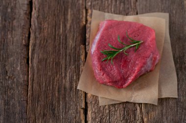 ahşap yüzey üzerinde çiğ biftek