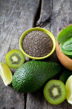 Ahşap arka planda taze yeşil sebzeler