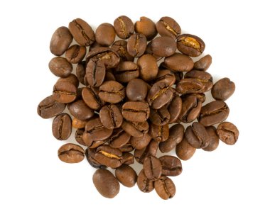 Kahve çekirdekleri beyaz üzerine izole