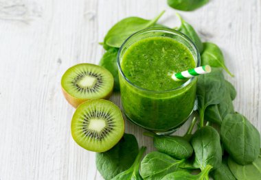 ahşap yüzey üzerinde taze yeşil smoothie