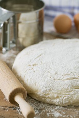 ahşap oklava ile taze hazırlanmış hamur