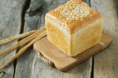 Ahşap yüzeyde iştah açıcı aromatik ekmek