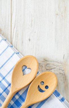 gülümseyen kaşık ve mutfak havlusu