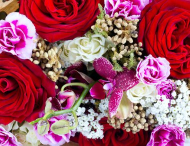 güzel gül, orchidea ve Karanfil Buketi