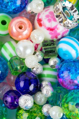 renkli bir kutu içinde çeşitli boncuklar