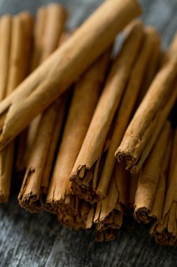 Seylan tarçın ahşap yüzeye yapışır