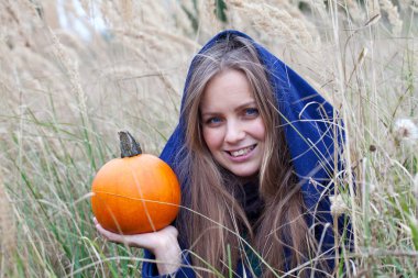 kabak tutan bir sonbahar sahada güzel genç kadın