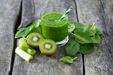 ahşap yüzey üzerinde taze yeşil smoothie