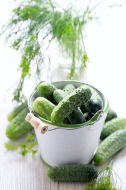 Tahta masadaki taze salatalıklar.