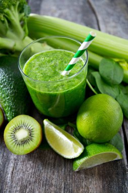 ahşap yüzey üzerinde taze yeşil smoothie