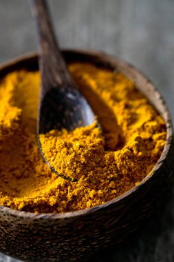 ahşap yüzey üzerinde toz köri