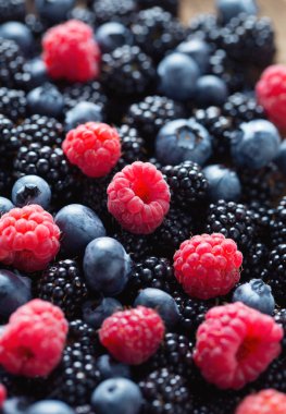 taze olgun orman meyveleri