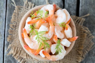 ahşap yüzeyde dondurulmuş karides