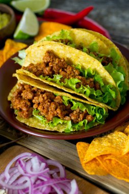 tabak tacos, cips ve domates sos