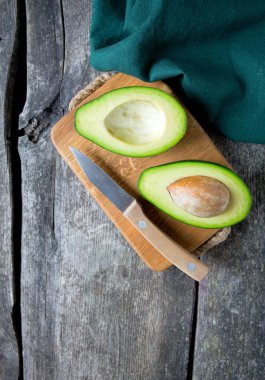 ahşap yüzey üzerinde avokado