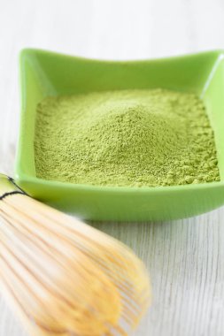 Ahşap yüzeyde Matcha çay makinası