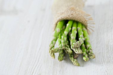 ahşap yüzey üzerinde kuşkonmaz