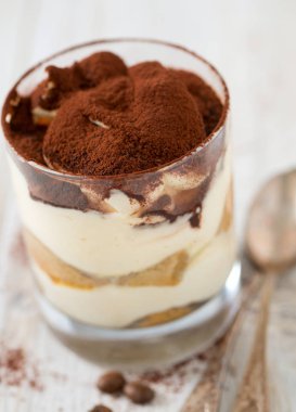 Cam ahşap yüzeyde tiramisu